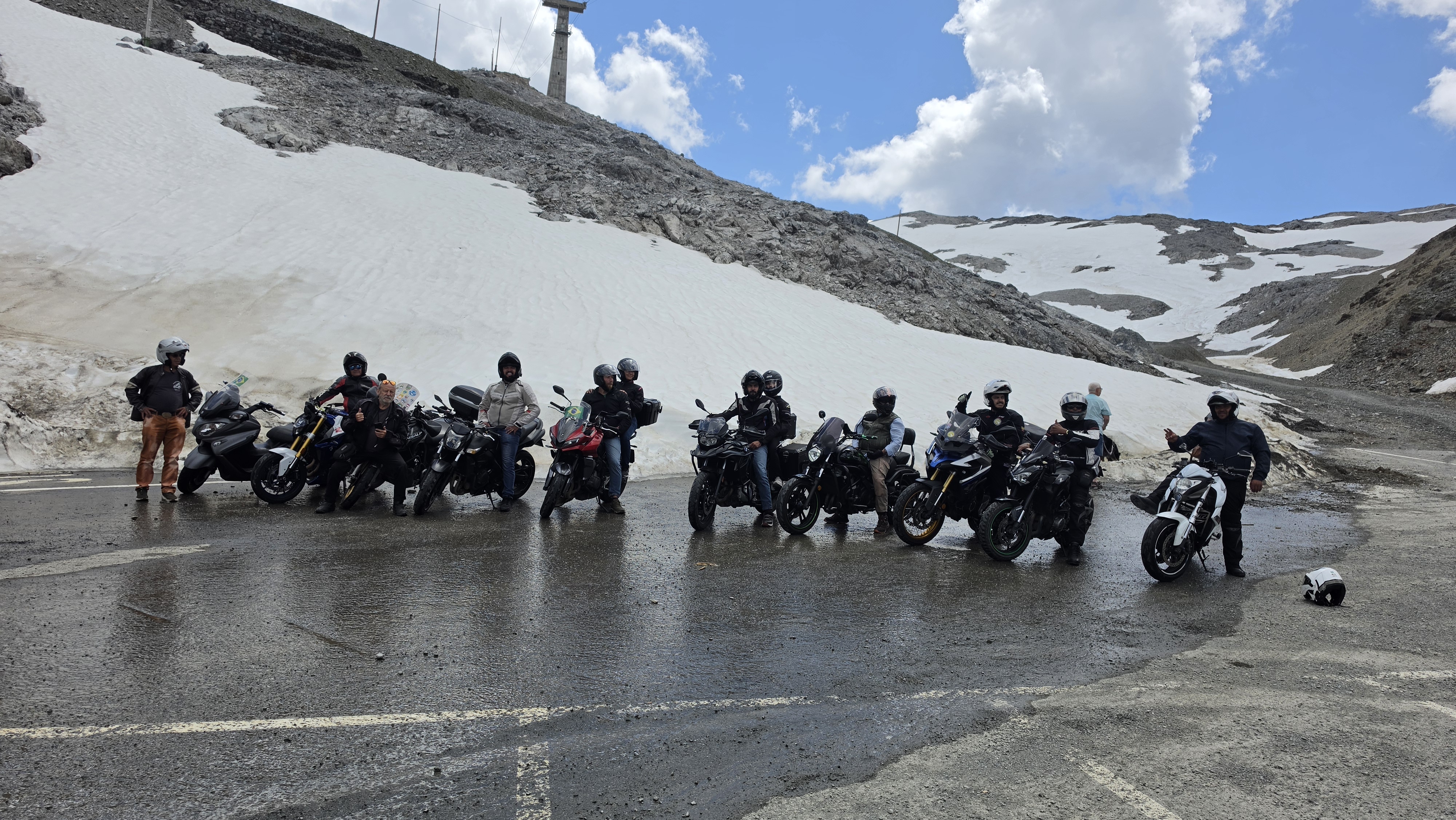 1° Motoraduno Moretto: Brasiliani alla Conquista dello Stelvio tra Neve e Churrasco